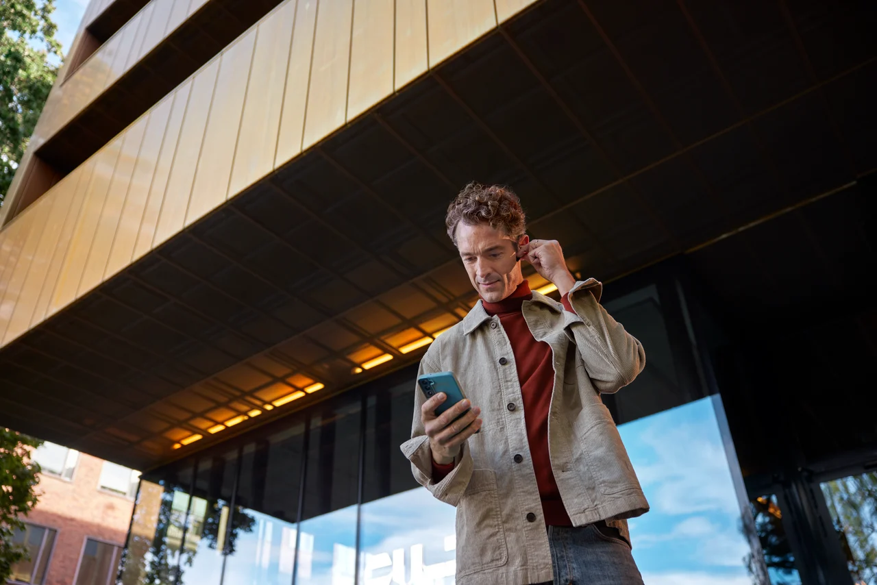 Man kollar ner i mobil