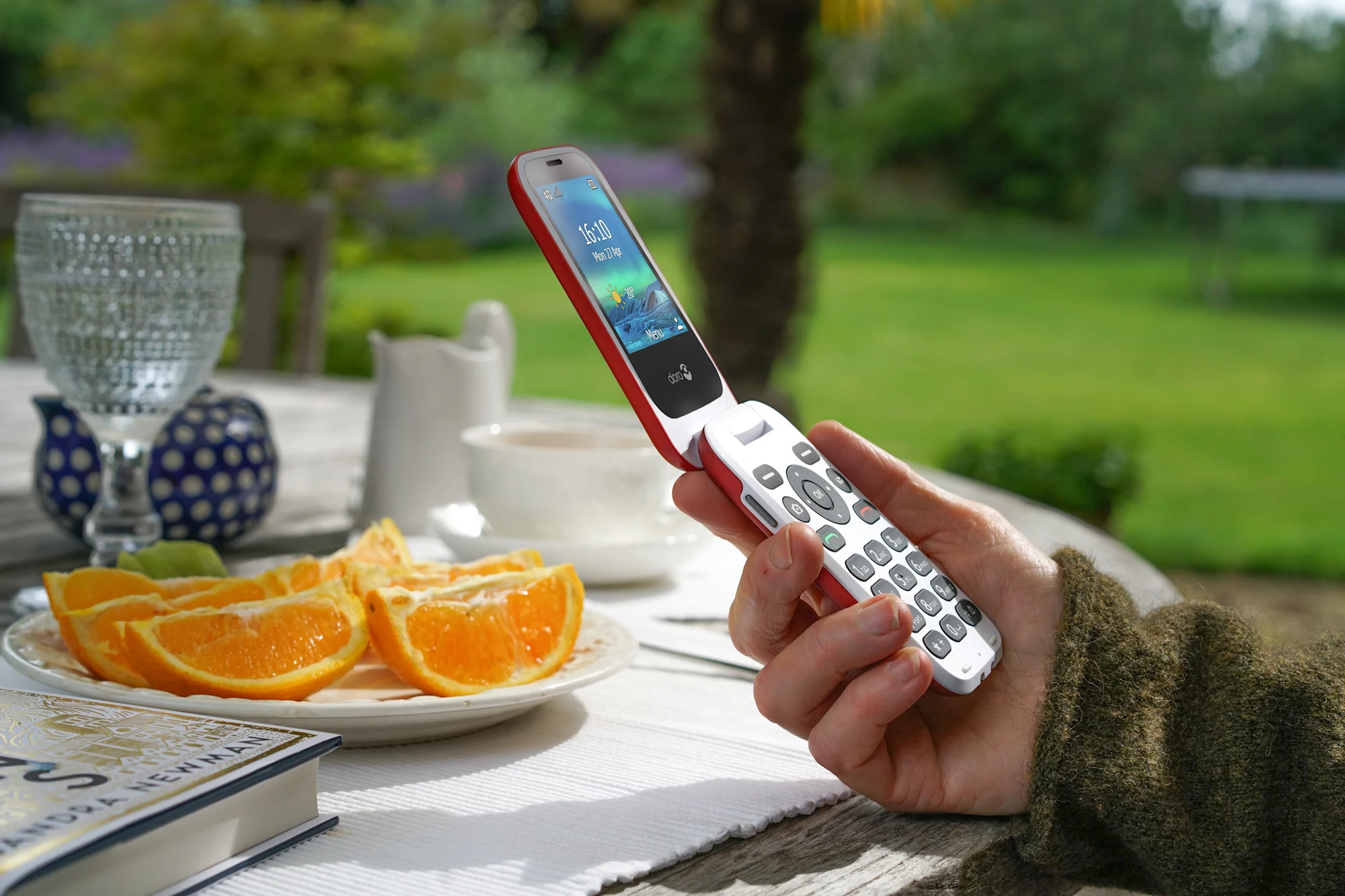 Person som använder en mobil från Doro