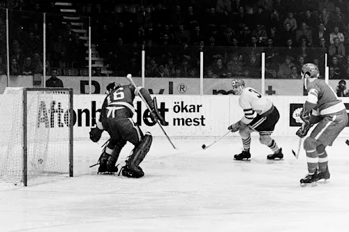 Historien om SHL går tillbaka till 1922. Men det är först från 1974 ishockeyligan börjar likna dagens form. Den kallades först Elitserien. Här ser vi en bild från ett spännande ögonblick på isen i SM i ishockey någon gång på 60-talet.