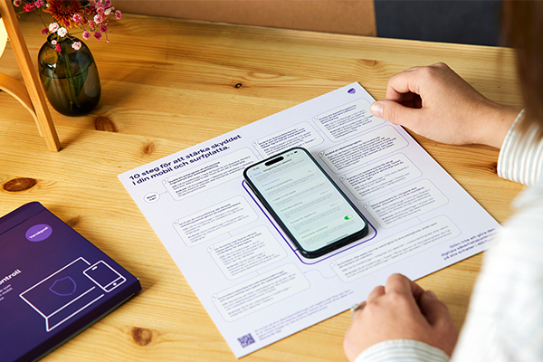 Person gör Telias digitala säkerhetskontroll med sin mobil.