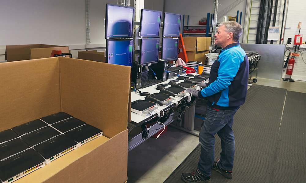 Returnerade routrar testas inför renovering och återbruk.