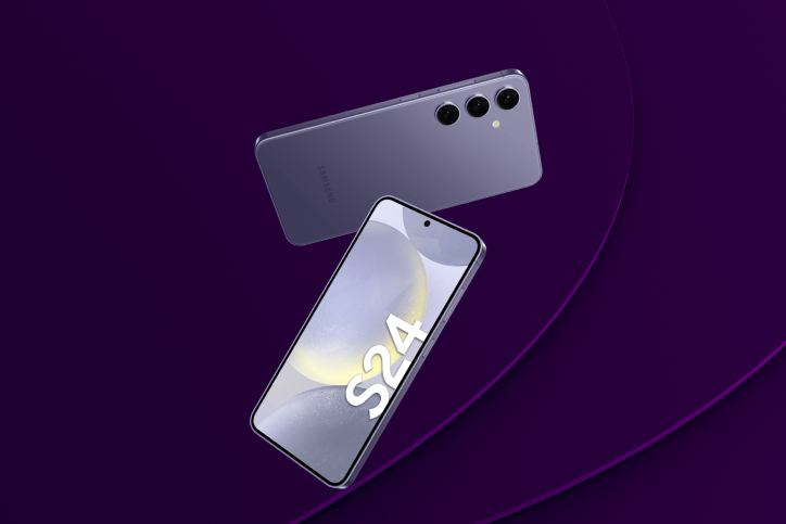 Fram- och baksida på Samsung Galaxy S24 i färgen violett (Cobalt Violet), på mörklila bakgrund.