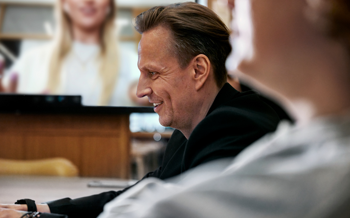 Man i kontorslandskap som tittar på dator