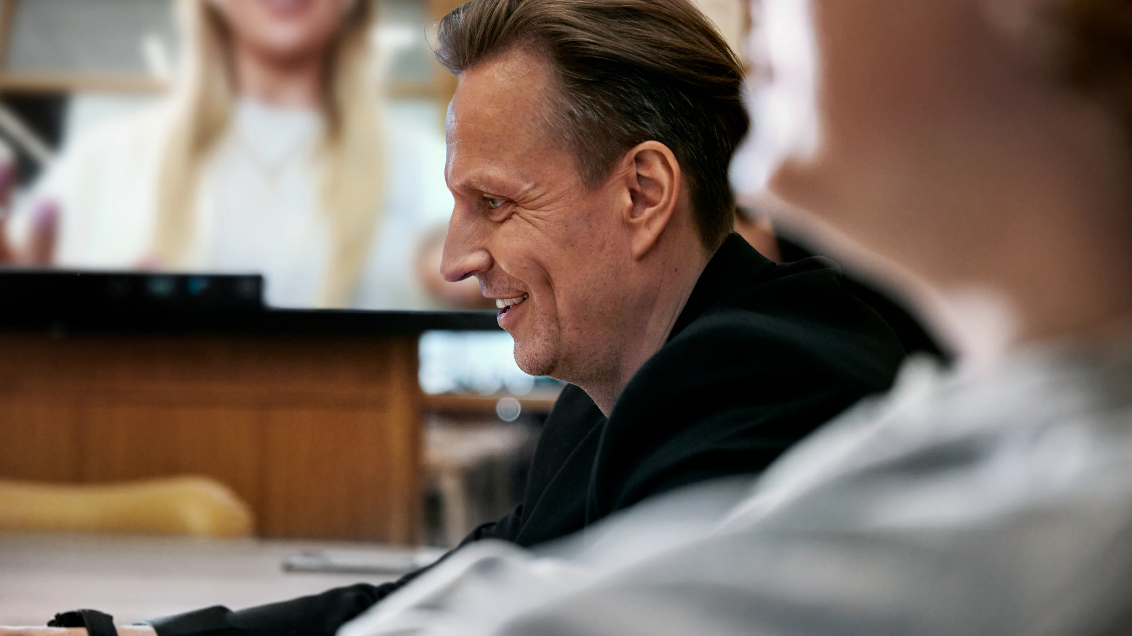 Profilbild av man framför dator