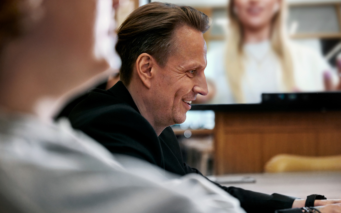 Man i kontorslandskap som tittar på dator