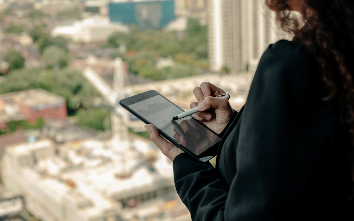 Kvinna med Ipad framför fönster