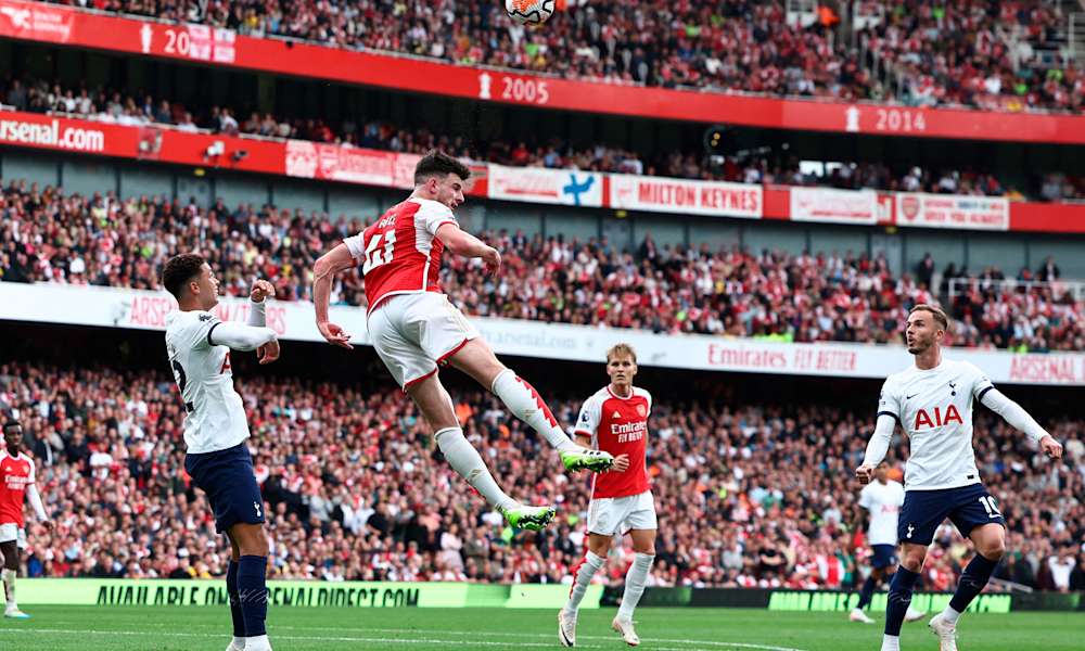 En intensiv matchbild från mötet mellan Arsenal och Tottenhamn under omgång 6 av Premier League 2023.