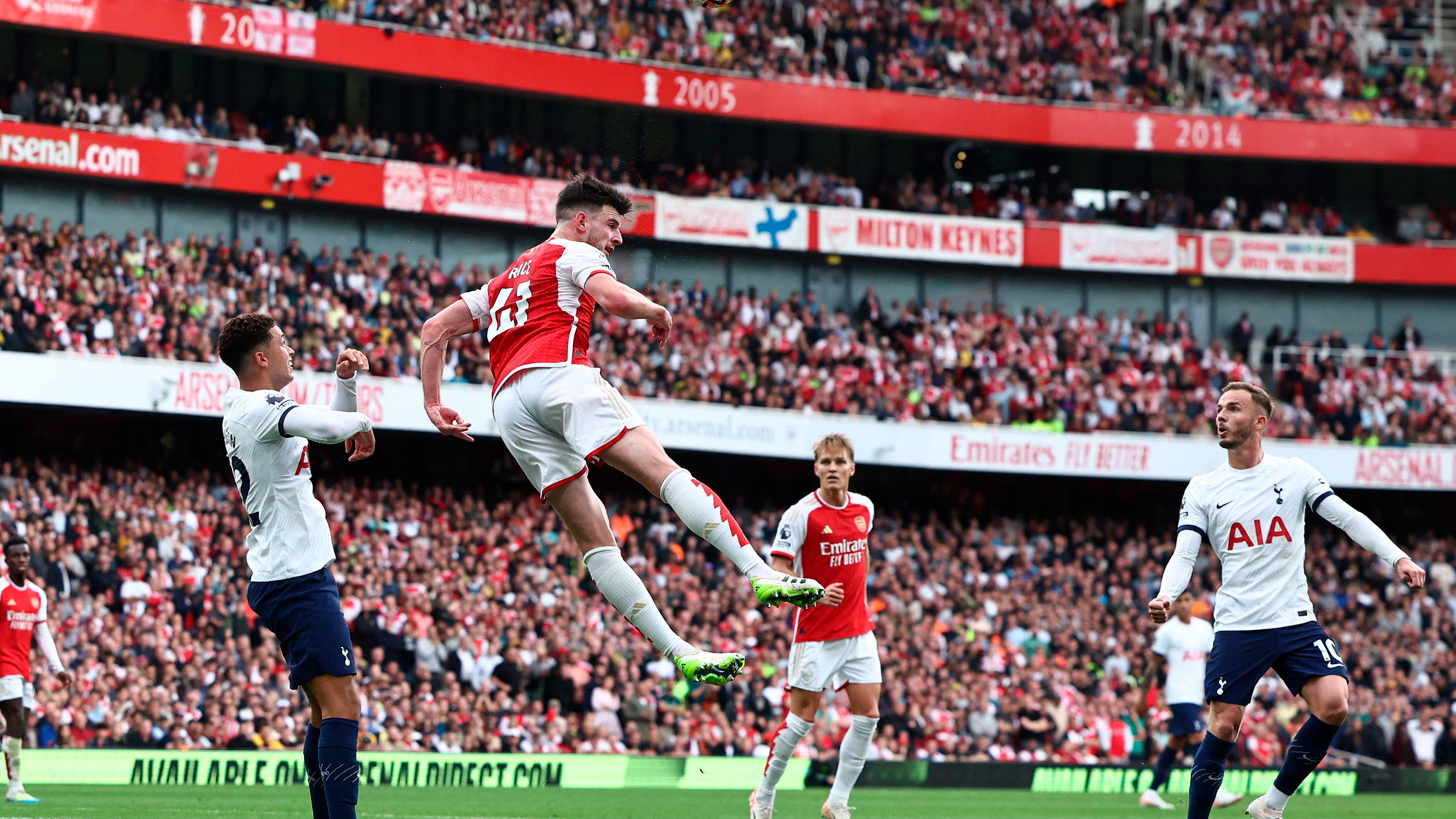 En intensiv matchbild från mötet mellan Arsenal och Tottenhamn under omgång 6 av Premier League 2023.