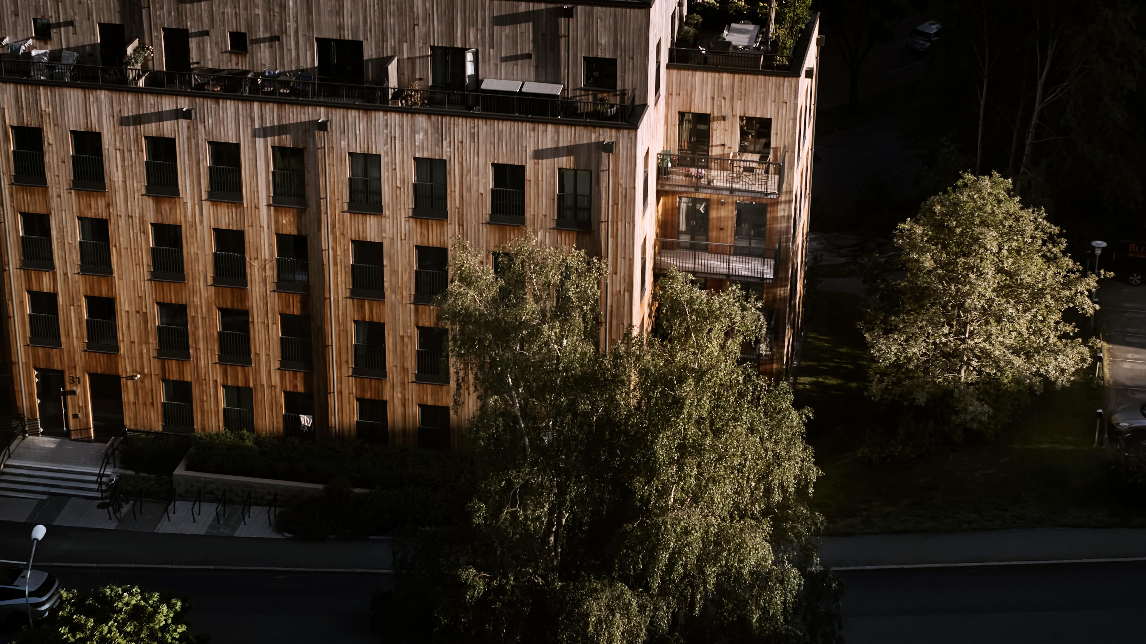 Kontorsfasad i trä med fönster