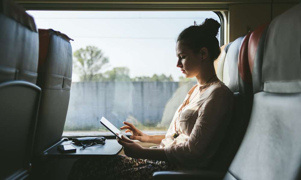 Kvinna jobbar på tåg