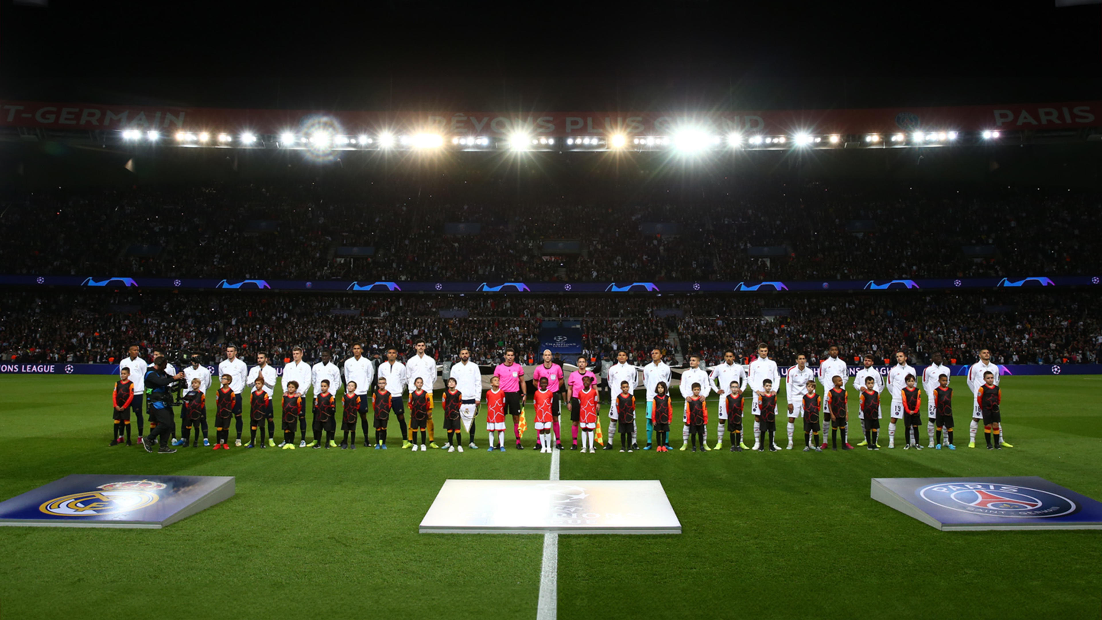 Laguppställning inför en match på Paris St Germain stadium. Vid dessa tillfällen spelas ofta UEFA Champions League hymnen.