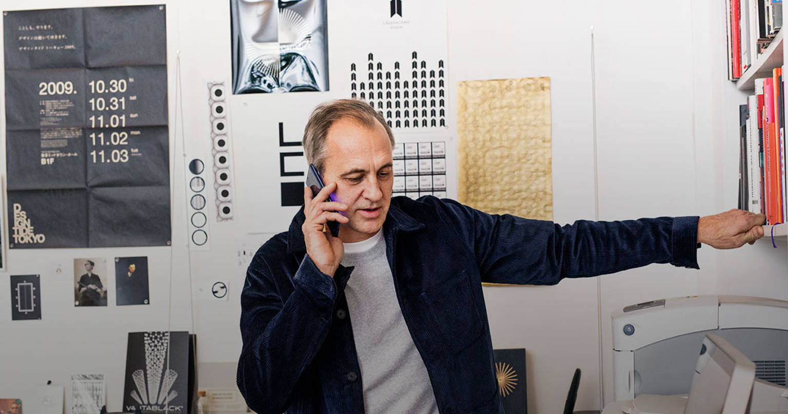 Man pratar i kontorstelefon på kontor.