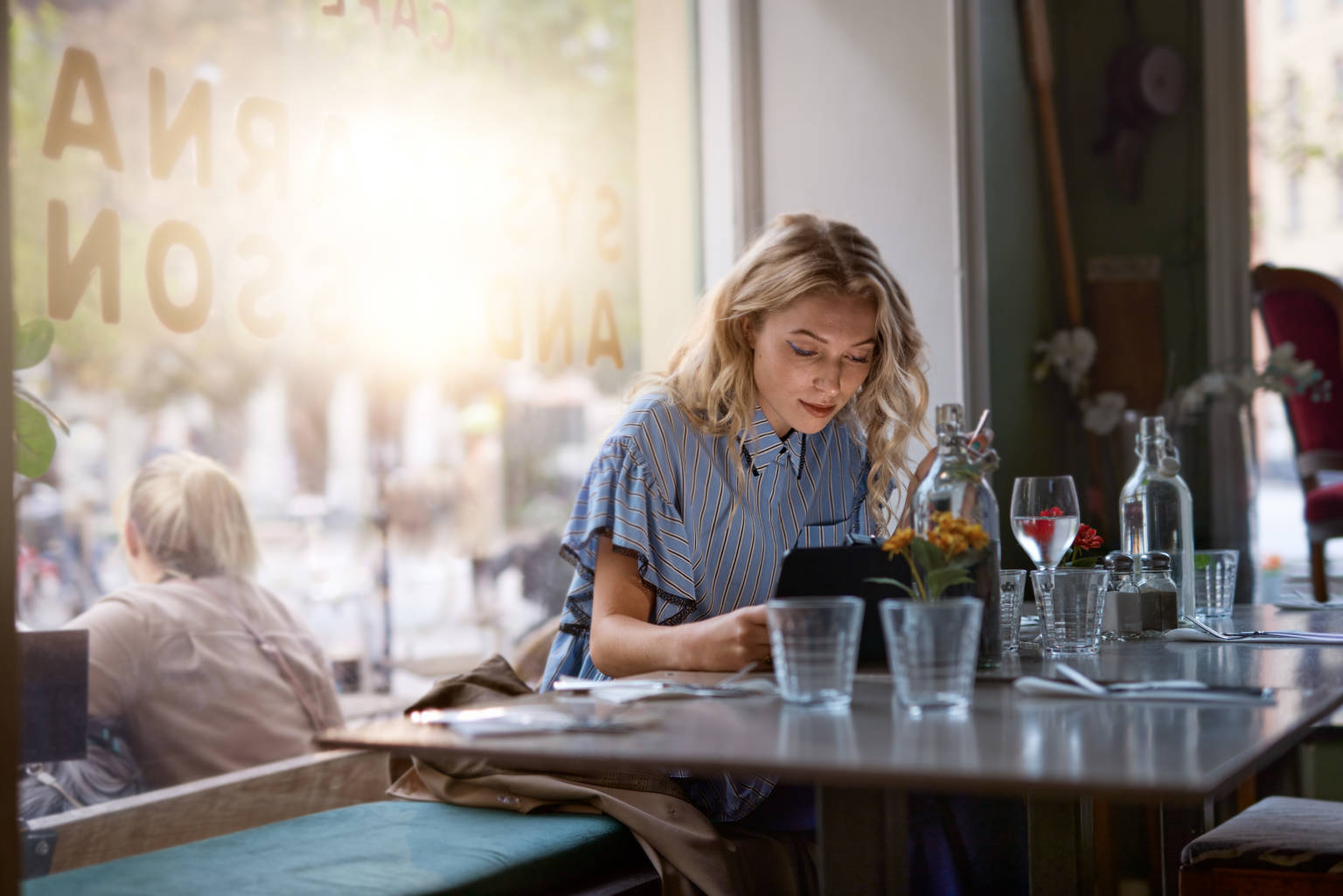 Kvinna arbetar vid restaurangdisk 