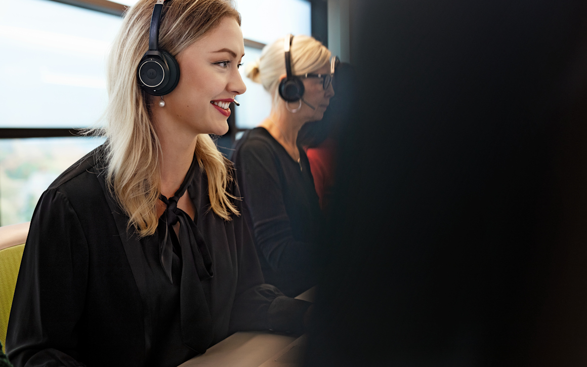 Kvinnlig och manlig kundtjänstmedarbetare med headset