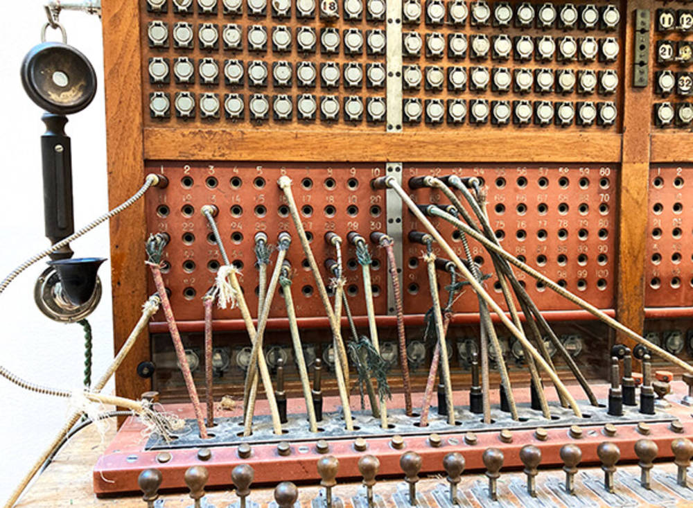 Telefonväxel från 1897, tillverkad av LM Ericsson. Står på Telias huvudkontor i Solna.