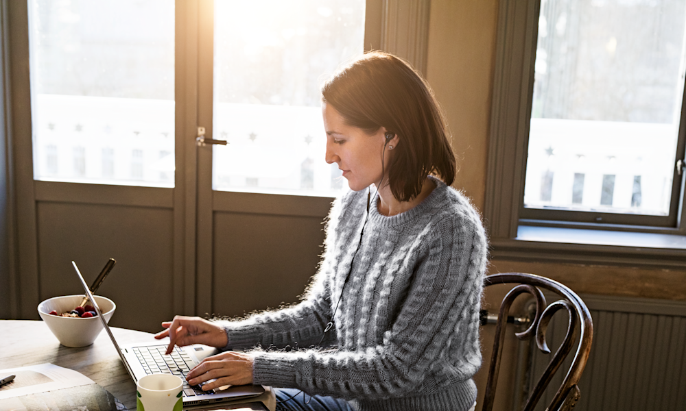 Kvinna arbetar vid dator