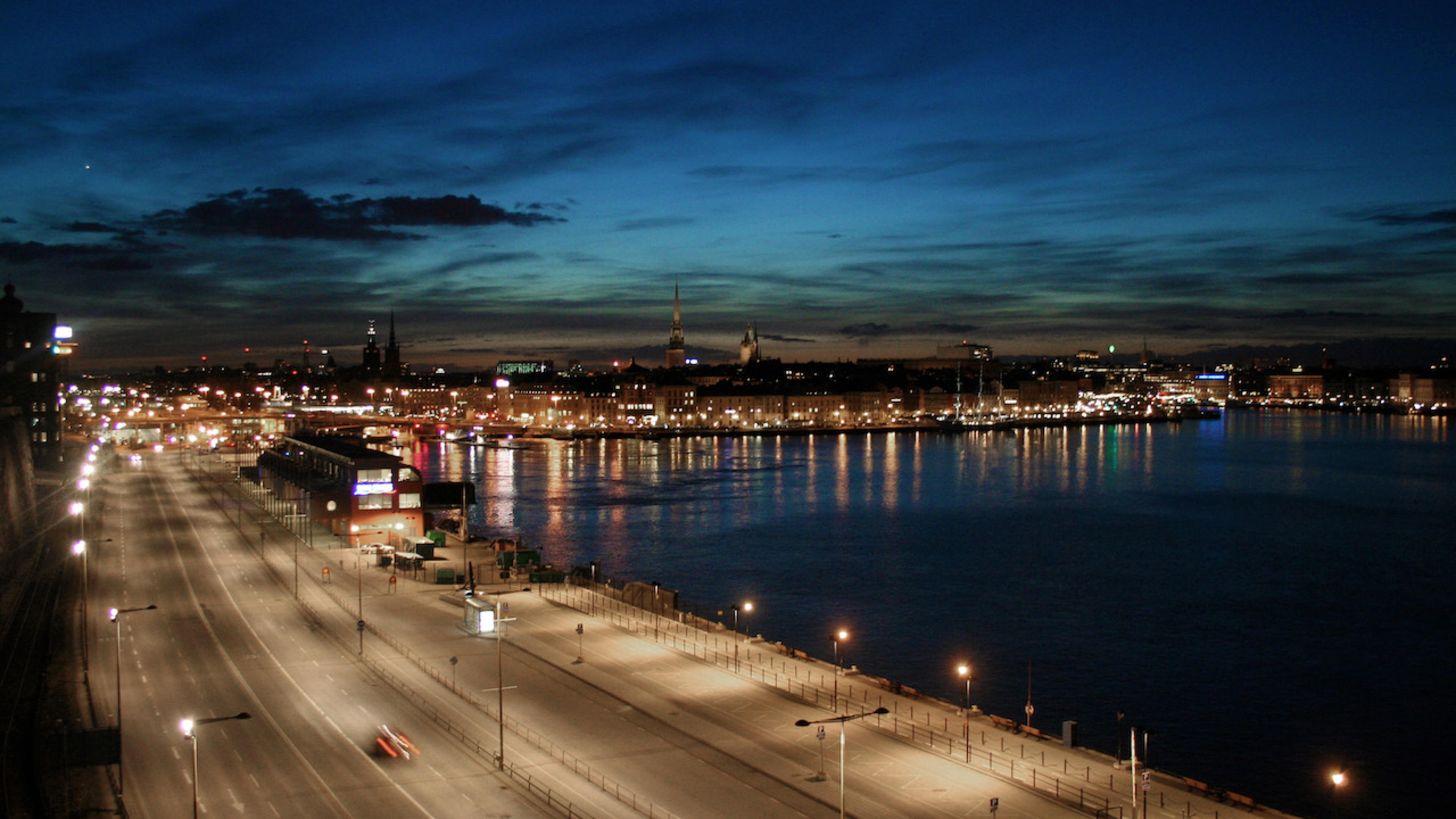 Bilväg vid vattnet i skymningen på Södermalm i Stockholm.