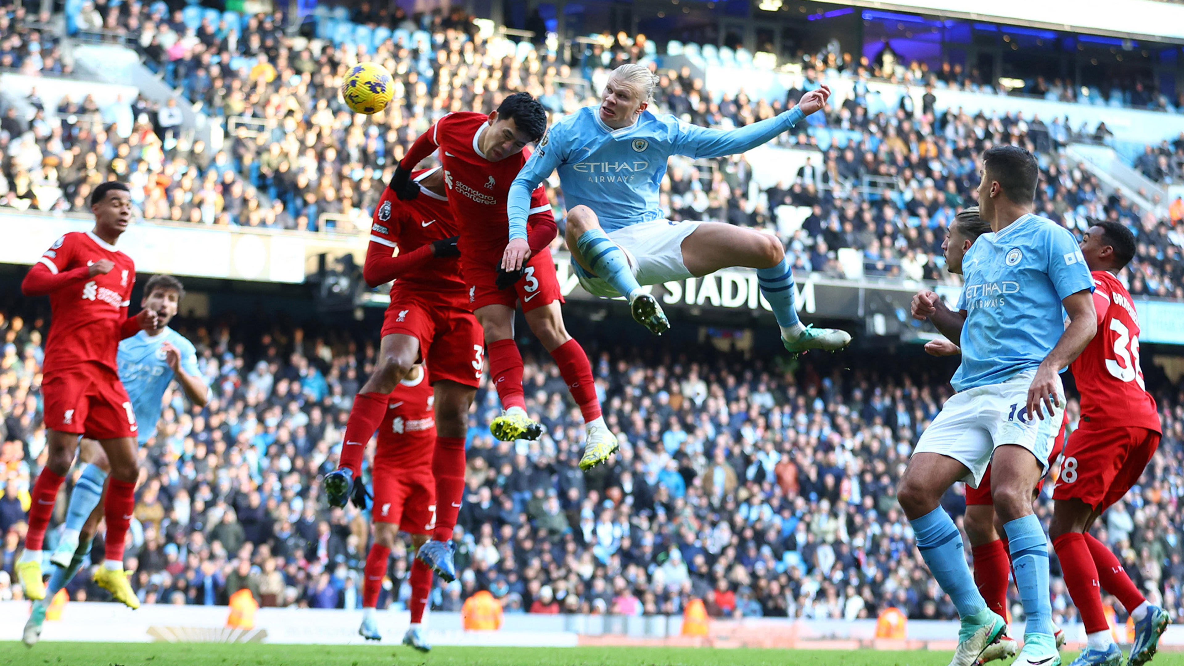 Intensivt spel i Premier Leagues omgång 13 - 2023 mellan Manchester City – Liverpool