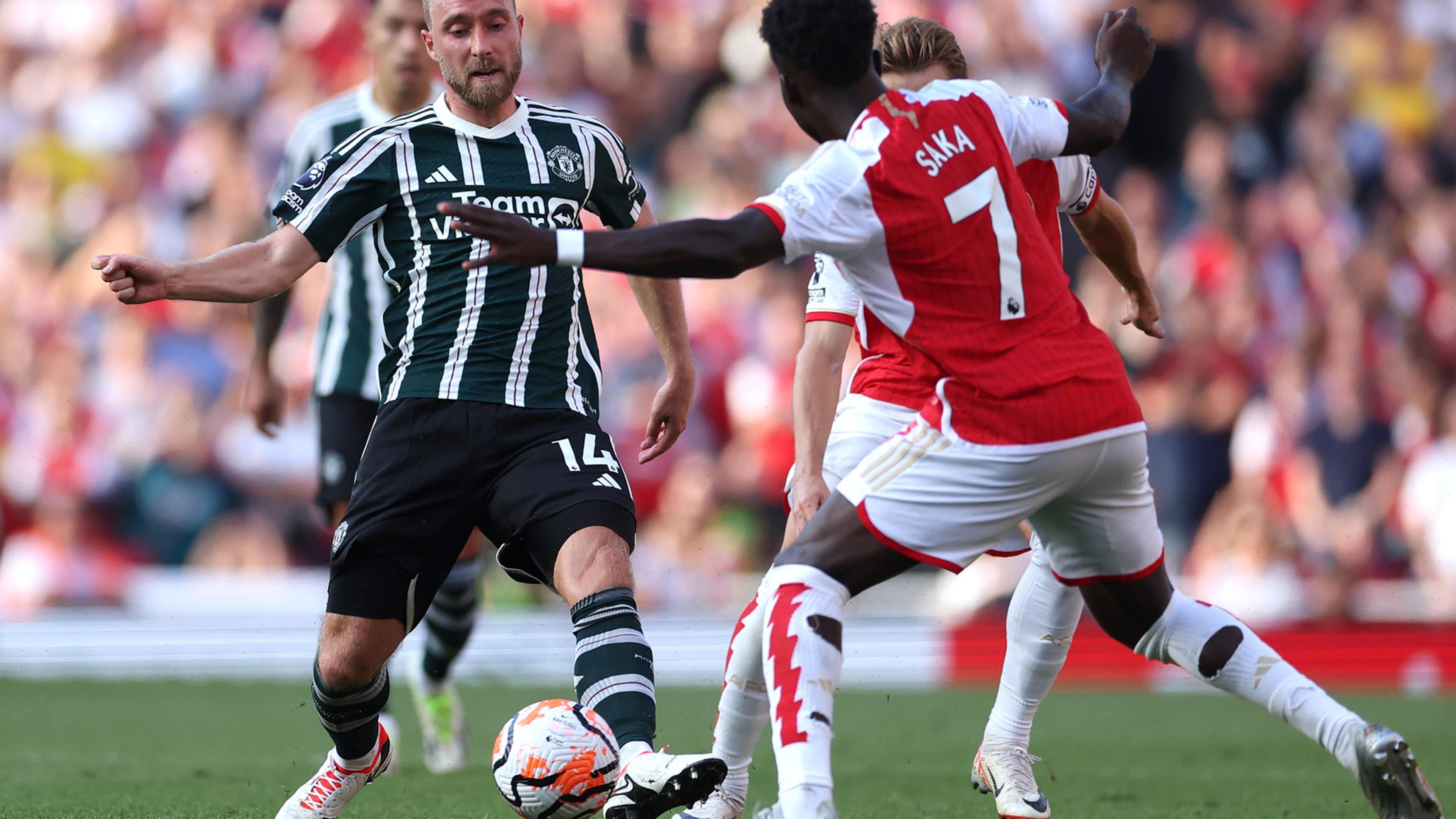 Ett intensivt möte mellan två topplag i Premier League, hösten 2023, Arsenal och Manchester United.