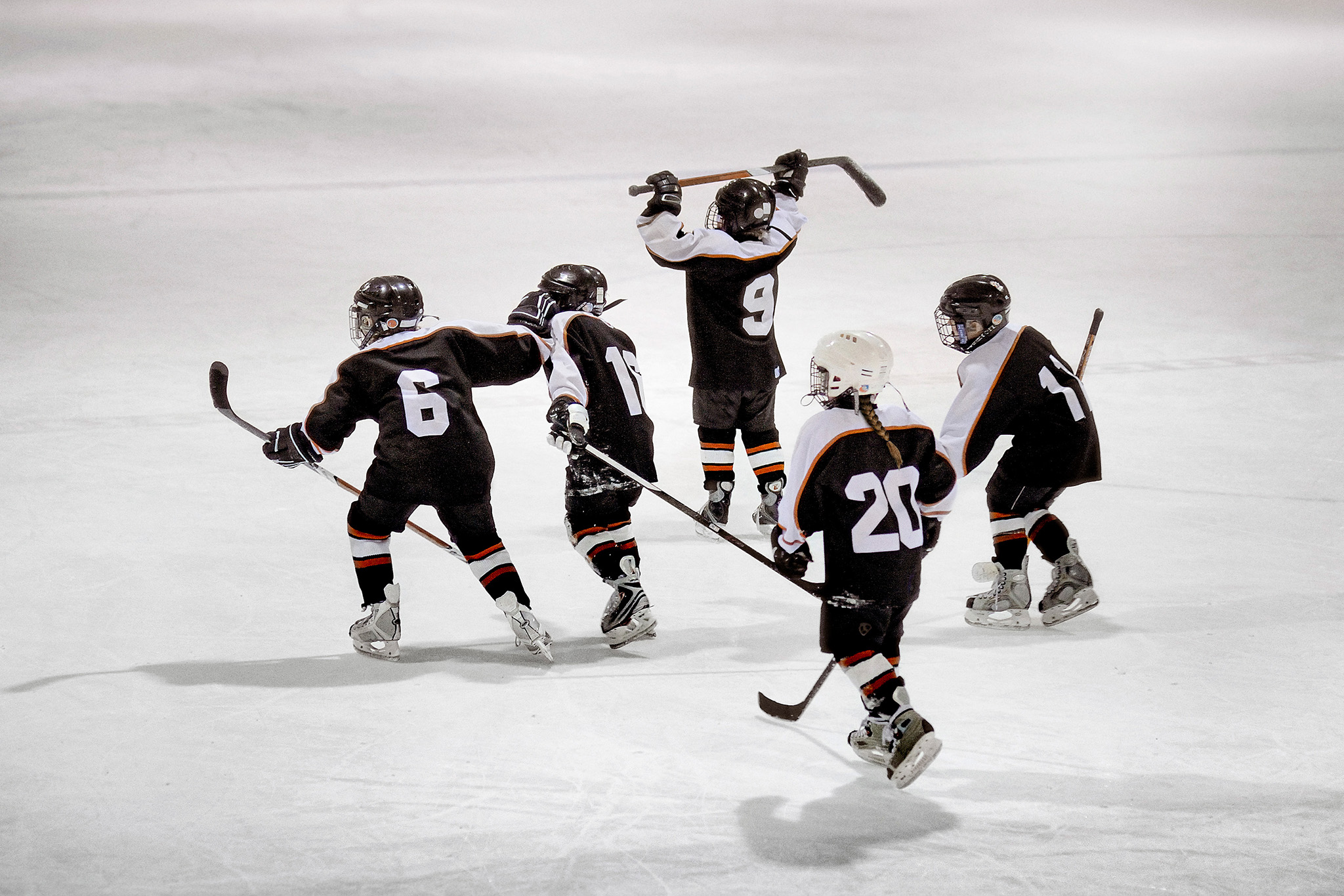 Unga hockeyspelare på isen. Telia ger nu fler unga chansen att utvecklas till framtidens hockeyproffs.