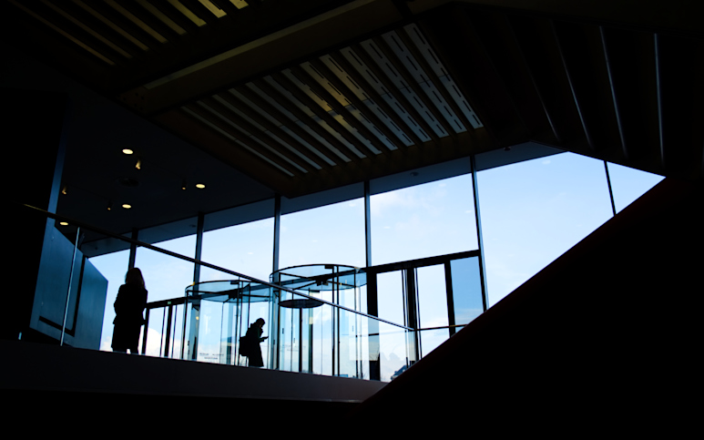 Insidan av entré i stor byggnad