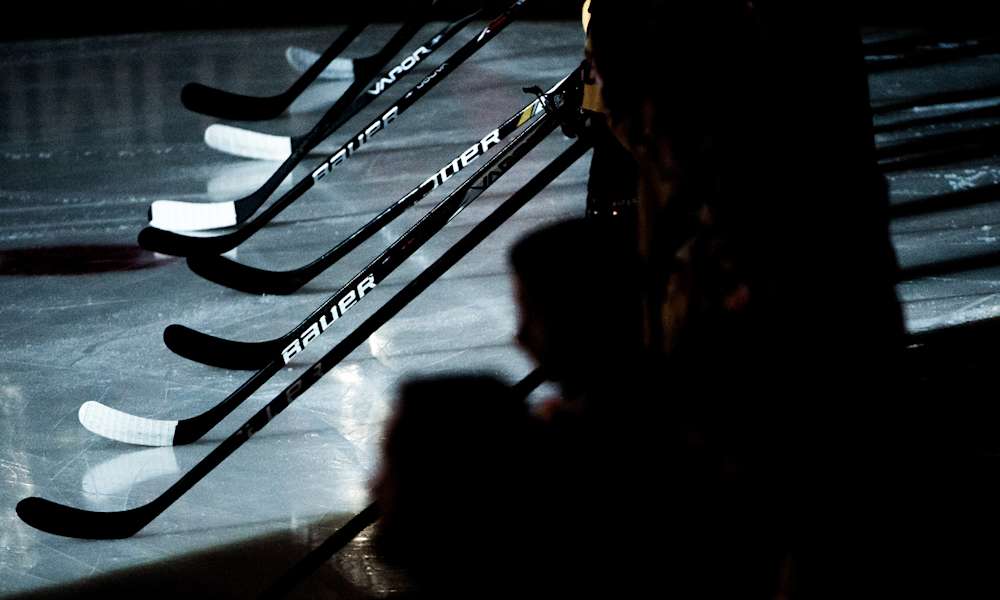 Hockeyklubbor på isen. SHL har sett många stora hockeyspelare göra bragder genom tiderna och har på så sätt skrivit in sig i historien.