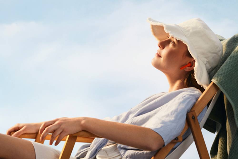Kvinna ligger i solstol