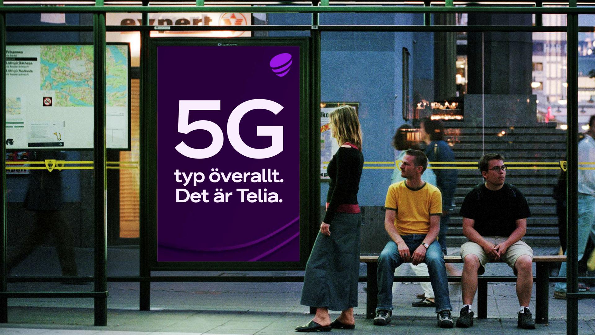 Bild som visar reklamtavla för Telia utomhus i busskur med människor