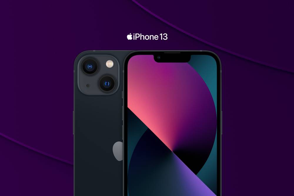 Fram- och baksida på iPhone 13 i färgen svart.
