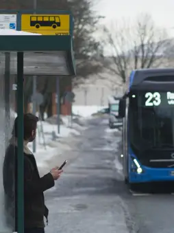 Person vid busshållplats i Finland