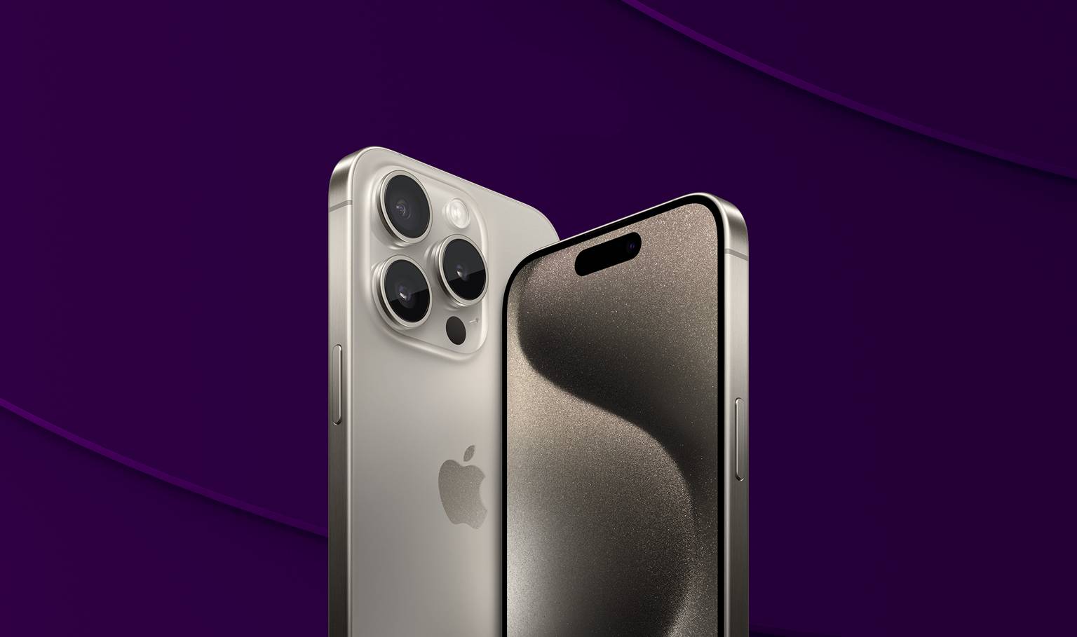 Fram- och baksida på iPhone 15 Pro i färgen Natural Titanium på mörklila bakgrund.