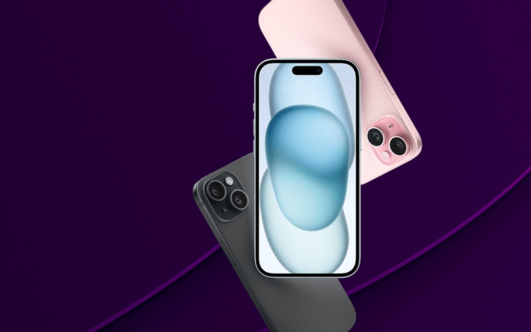 Tre iPhones i olika färger placerade på lila bakgrund.