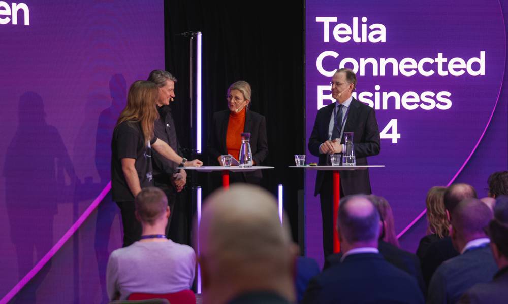 Bild från scenen på Connected Business 2024. Personer som samtalar i en paneldiskussion.