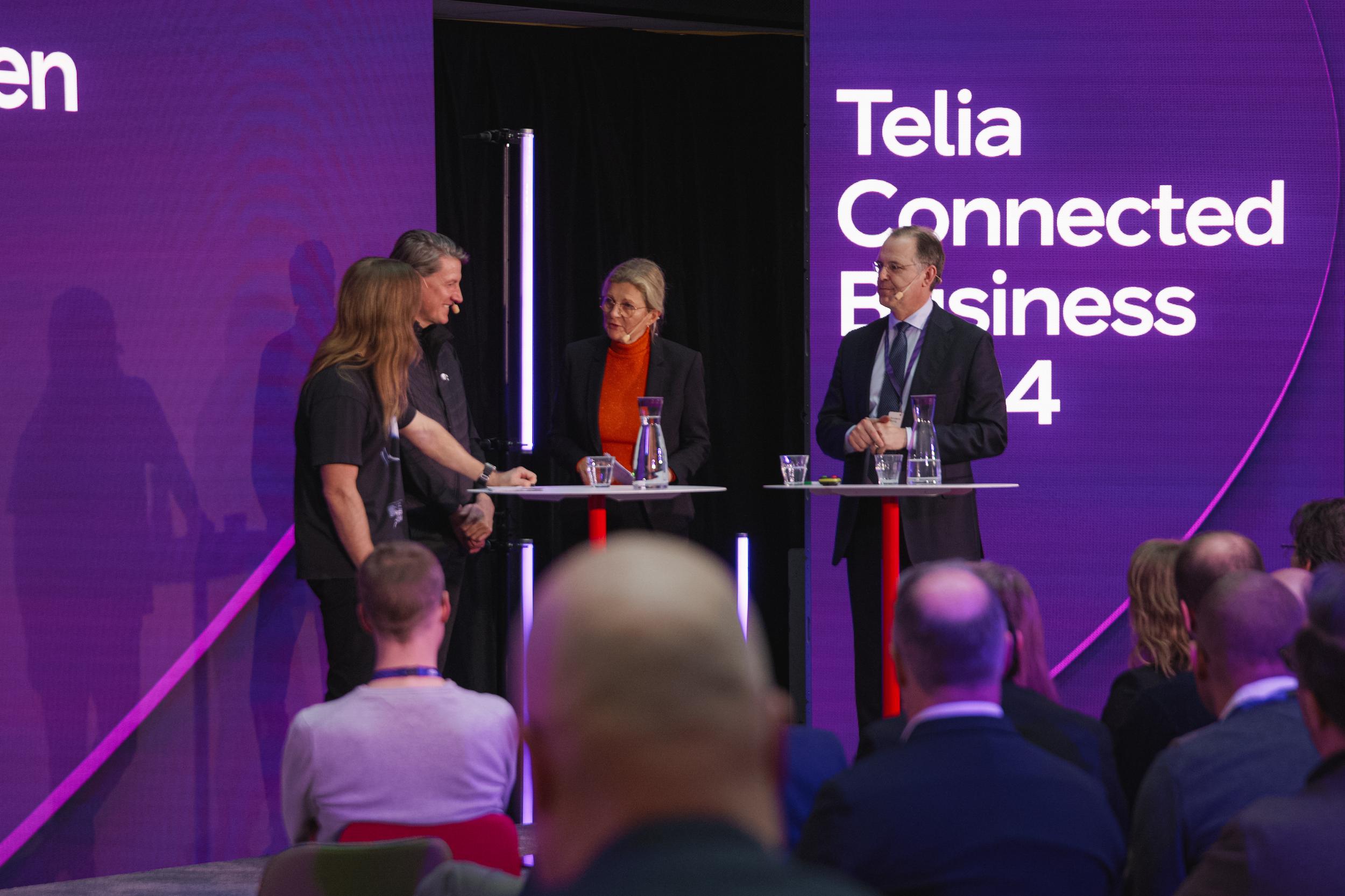 Bild från scenen på Connected Business 2024. Personer som samtalar i en paneldiskussion.